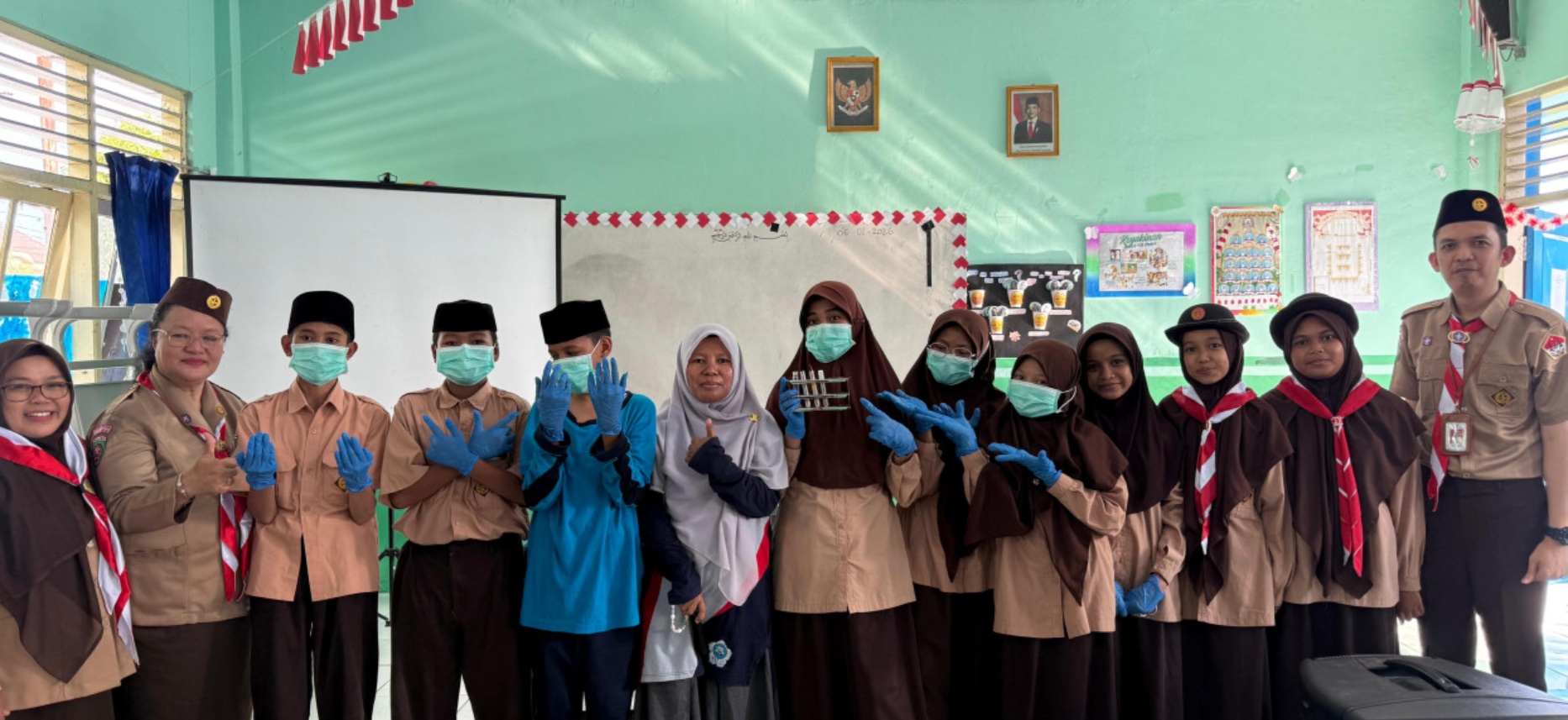 Uji Pangan Jajanan Bersama Saka POM dan SMP IT Assalam Ambon