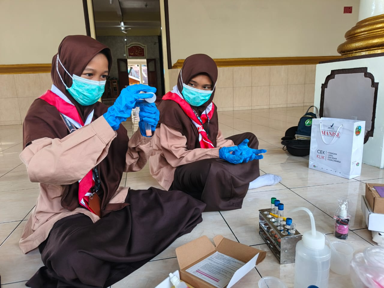 Pramuka Saka POM SMP IT Assalam Bersama BPOM Ambon Awasi Pangan Takjil di Batumerah Ambon